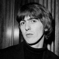 Infidelidades y un intento de asesinato: George Harrison, las revelaciones de la nueva biografía del Beatle silencioso