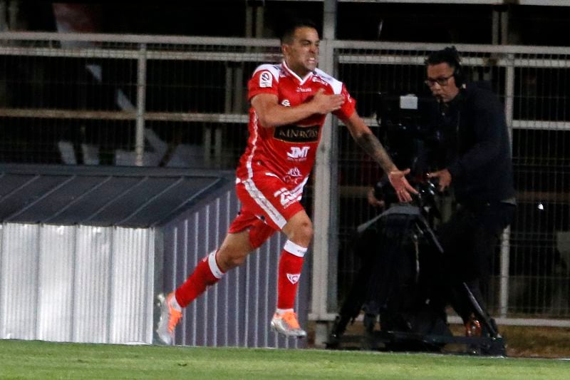 Maximiliano Quinteros festeja uno de sus dos goles en el 2-1 de Deportes Copiapó sobre Curicó Unido.