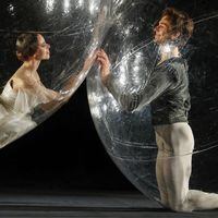 Bailarines alemanes posan en burbujas de PVC para representar la distancia social