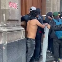 Manifestantes derriban la puerta del palacio presidencial en México