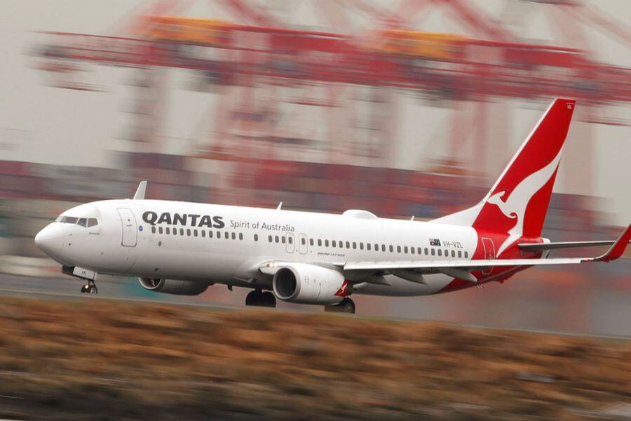 A Qantas plane takes o(21523932)