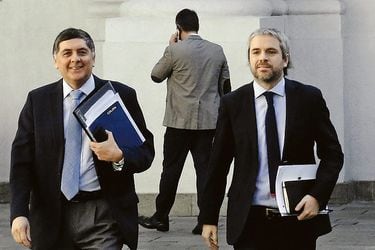 El ministro de la Segpres, Gonzalo Blumel, junto a su subsecretario, Claudio Alvarado.