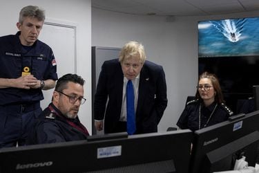 Boris Johnson enfrenta ola de críticas tras anunciar controvertido plan de lucha contra la migración clandestina