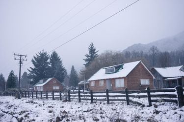 Reportan que 1.250 personas aún permanecen aisladas en La Araucanía tras las intensas nevadas y precipitaciones