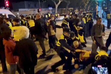Policías retienen y golpean a periodista de la BBC en medio de protesta por restricciones del Covid-19 en China