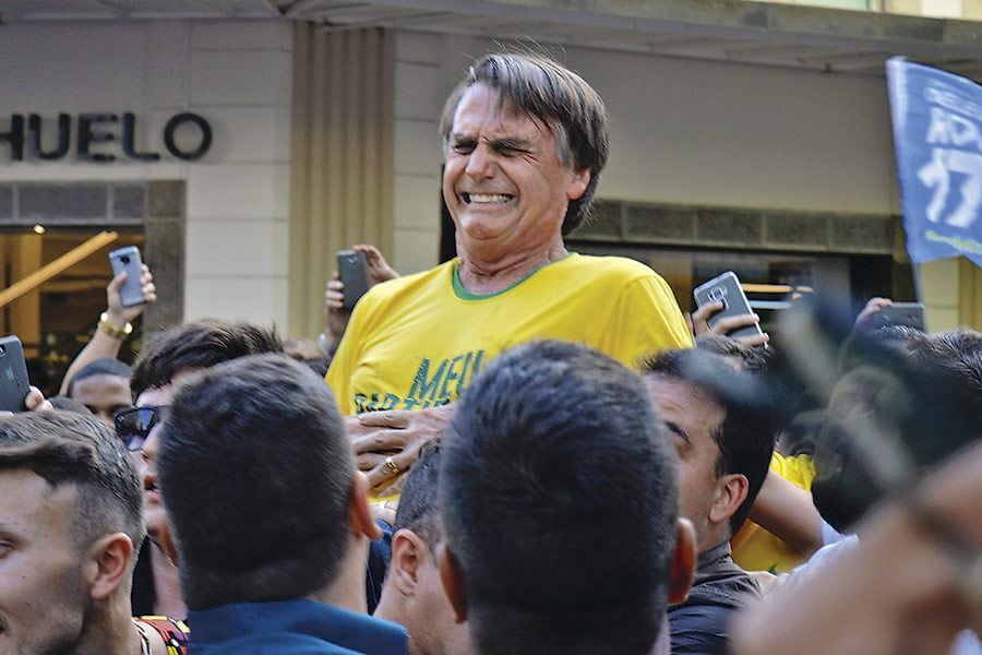 En plena campaña electoral, Jair Bolsonaro recibe una puñalada en su abdomen, hecho que lo mantuvo 23 días hospitalizado. Su hijo afirmó que el ataque casi lo mata.