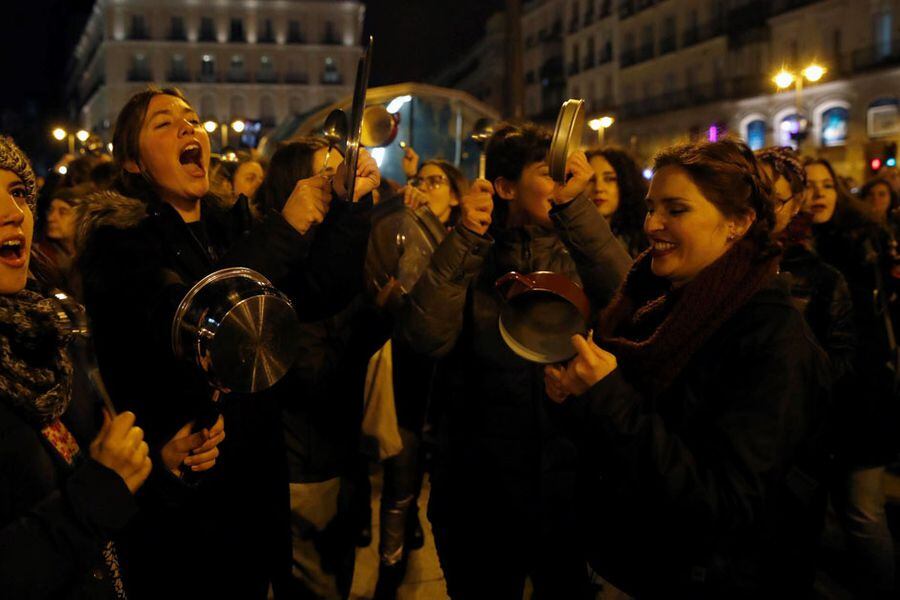 CACEROLADA EN LA PUERTA DEL SOL