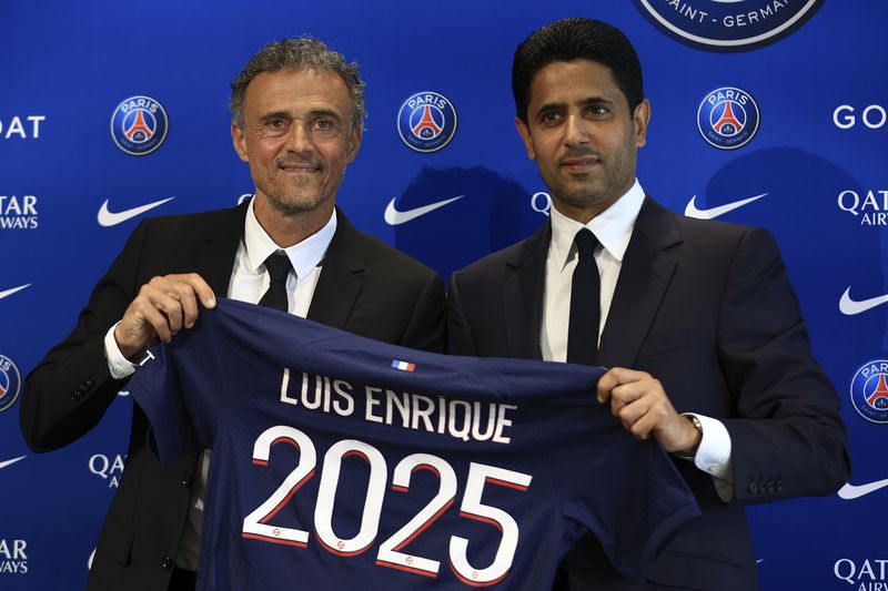 El presidente del Paris Saint-Germain, Nasser Al-Khelaifi, presentó a Luis Enrique como el nuevo técnico del club.