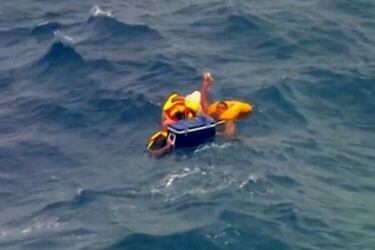 Tres pescadores sobreviven a un naufragio en el mar agarrados a una nevera de camping