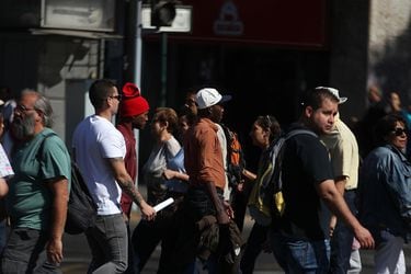 Inmigrantes regulares en Chile suben levemente en 2021 y venezolanos se consolidan como la población mayoritaria en el país