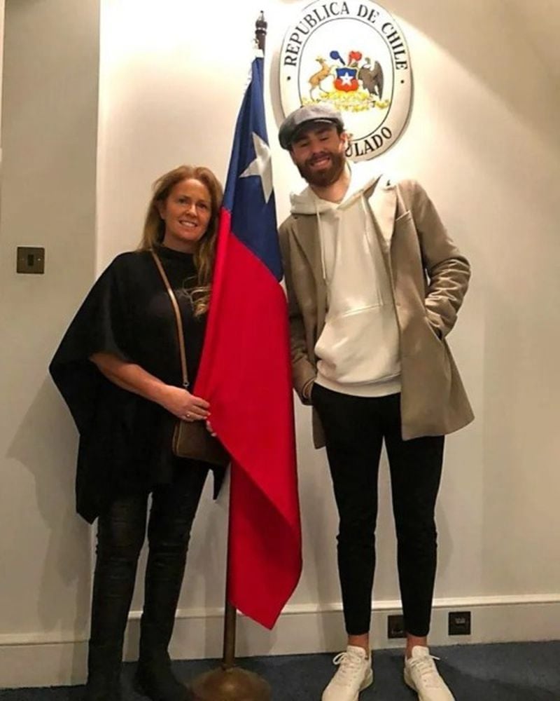 Ben Brereton Díaz junto a su madre, Andrea, en el consulado de Londres tras obtener el pasaporte chileno, en diciembre de 2020.
