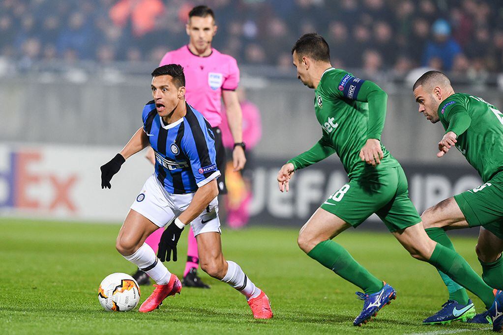 Inter Milan's forward Alexis Sanchez from Chile (C) controls the ball during the UEFA Europa League round of 32 first leg football match between PFC Ludogorets 1945 and Inter Milan at the Ludogorets Arena in Razgrad, Bulgaria on February 20, 2020. (Photo by NIKOLAY DOYCHINOV / AFP)