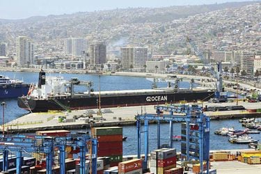 La prolongada paralización en Valparaíso obligó a desviar naves a San Antonio. Foto: Dedvi Missene