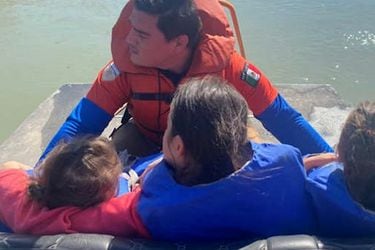 Rescatan a 3 niñas en un río cuando intentaban cruzar la frontera de México