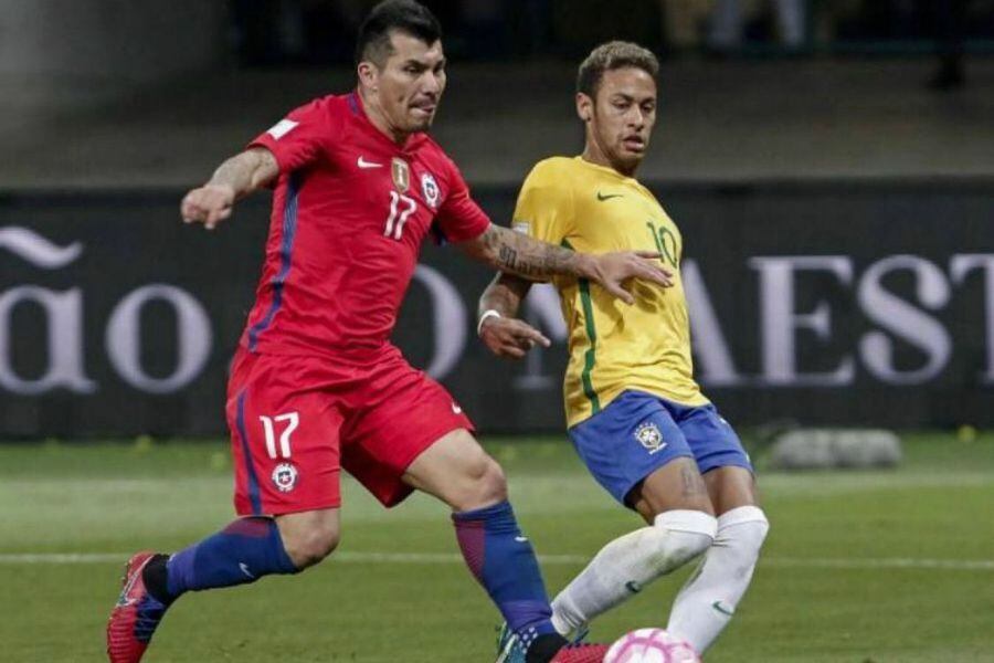 Gary Medel cayó en las provocaciones de Neymar, en 2017, y Chile terminó quedando fuera del Mundial de Rusia.