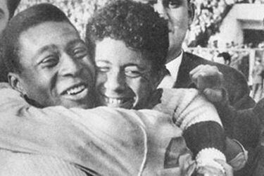 Pelé festeja junto a Amarildo, después de uno de los partidos del Mundial de 1962. FOTO: FIFA.COM.
