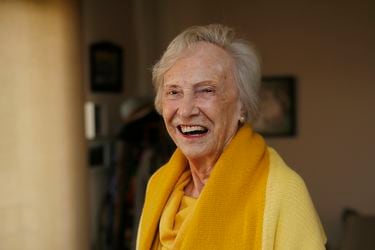 María Teresa Infante (93): "Gracias a WhatsApp me convertí en la corresponsal de la familia"