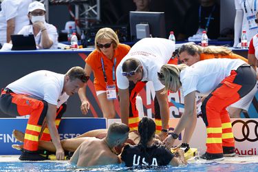 Minutos de terror en Budapest: nadadora se desmaya en la piscina en la final del Mundial y es rescatada por su entrenadora