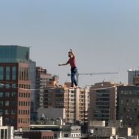 Quién es Nathan Paulin, el equilibrista que cruzó la Alameda a 50 metros de altura en el inicio de Teatro a Mil