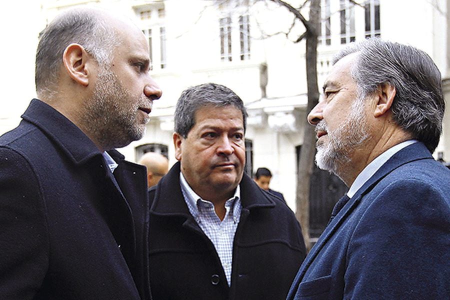 El candidato Alejandro Guillier junto a los presidentes del PS, Álvaro Elizalde, y del PR, Ernesto Velasco.