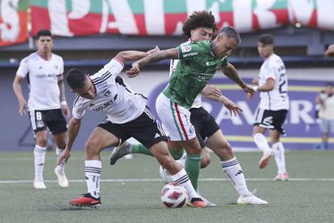 Vicente Pizarro lucha el balón en el duelo entre Colo Colo y Audax