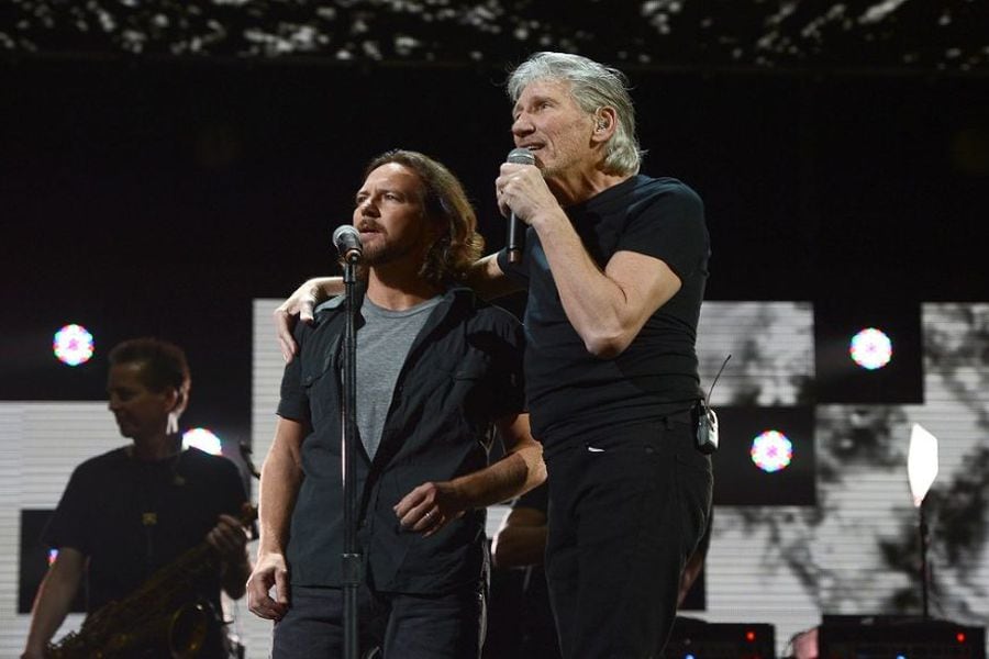 2017rogerwatersandeddievedder_1000x635-920x584