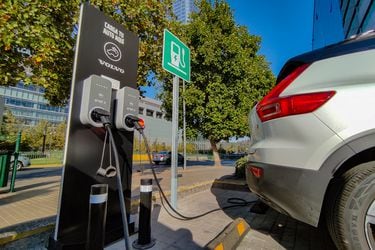 Volvo Cars junto con Hotel NH y Enel X instalan su primer cargador público para vehículos electrificados