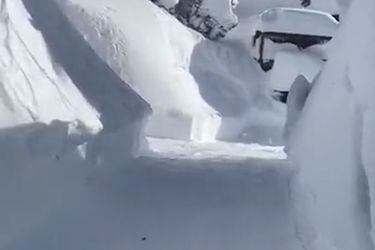 Conductor se enfrenta a imponentes muros de nieve antes de llegar a su casa en California