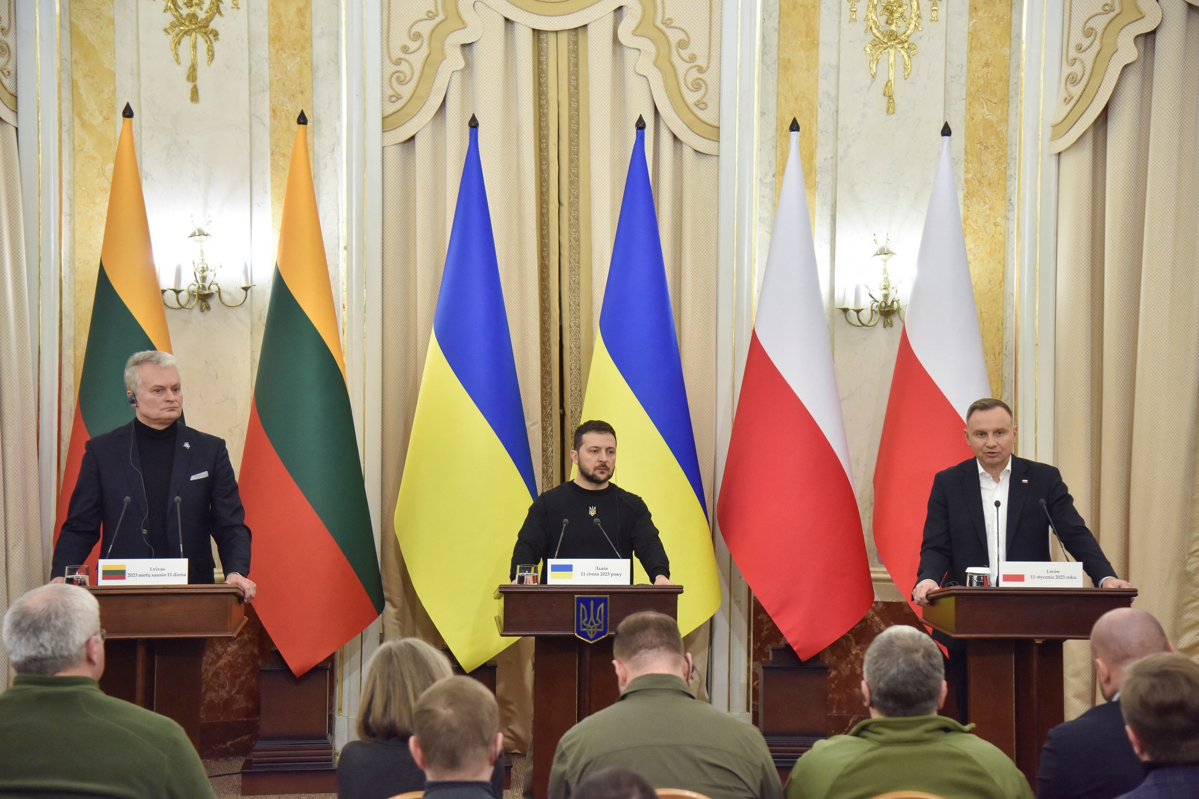 Los presidentes de Lituania, Ucrania y Polonia, en una conferencia conjunta después de una reunión en Lviv. Foto: Reuters.