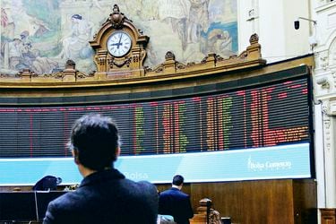 Bolsa de Santiago se desmarcó de la tendencia internacional y cerró con su mayor alza trimestral en un año