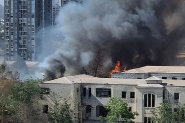 Voraz incendio en dependencias de Hospital Barros Luco se propaga a viviendas cercanas