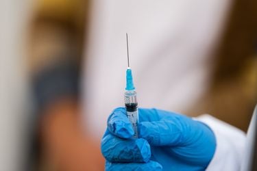 Aprueban la primera vacuna del mundo contra el Virus Respiratorio Sincicial