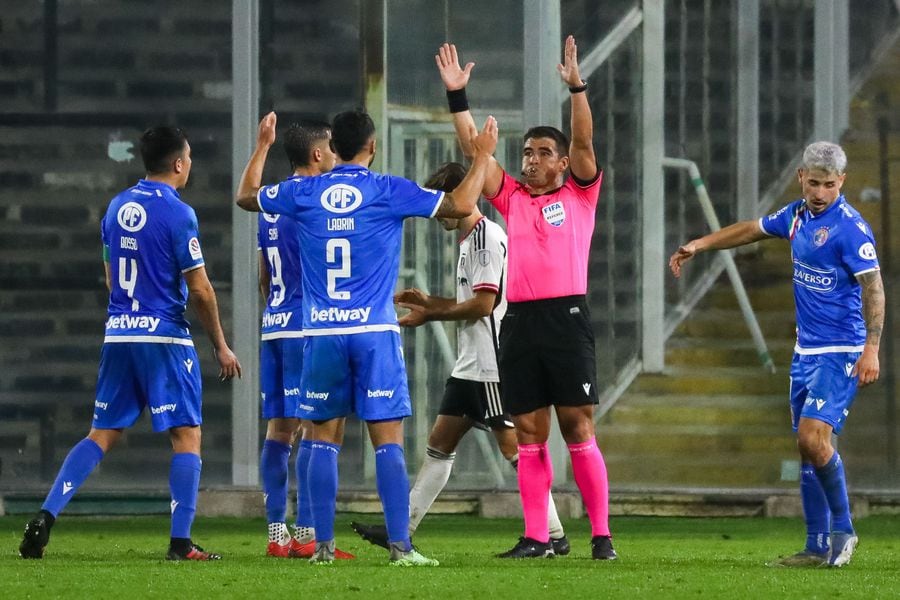 José Cabero finaliza el encuentro entre Colo Colo y Audax Italiano ante los reclamos de los jugadores floridanos