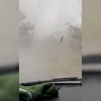 Conductor queda atrapado en medio de un tornado