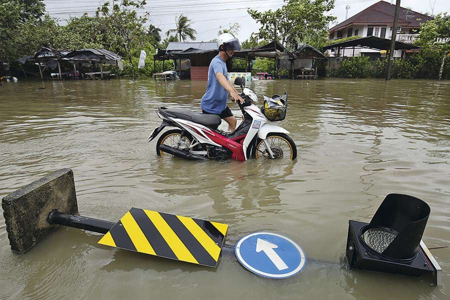 motorcycle-through-flood-(44233316)