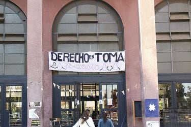 Estudiantes de la Facultad de Derecho de la U. de Chile levantan huelga y toma feminista