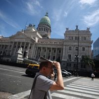 Javier Milei aumenta en un 30% el salario mínimo en Argentina