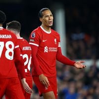 Una derrota que dolió: Van Dijk despedaza a sus compañeros del Liverpool tras ceder terreno en la Premier League