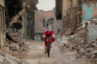 En su bicicleta, Shaimaa al-Abbasi recorre las destruidas calles de Mosul, que fue liberada  del EI en 2017.