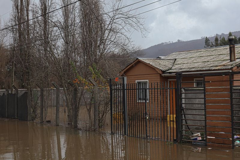 Inundaciones en sector Nueva República, 18 de Septiembre y San Onofre, tras desborde el río Biobío, en la comuna de Hualqui. Foto: Sebastián Villarroel / Agencia Uno.