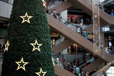 Santiaguinos realizan compras navideñas en mall Costanera Center