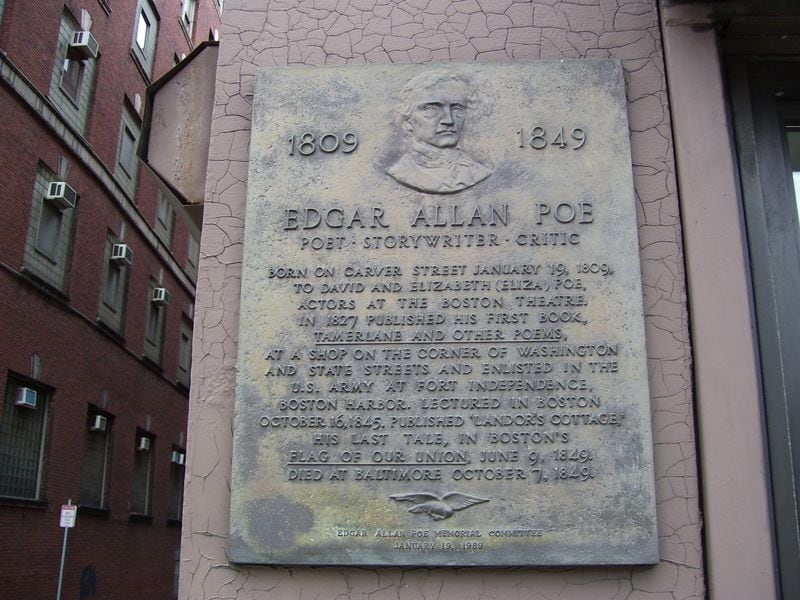 Placa conmemorativa en el lugar de nacimiento de Edgar Allan Poe, en Boston. Créditos imagen: Swampyank