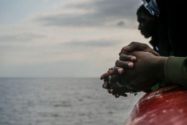 Guardia Costera italiana rescata a más de 700 migrantes en aguas de Calabria y Siracusa