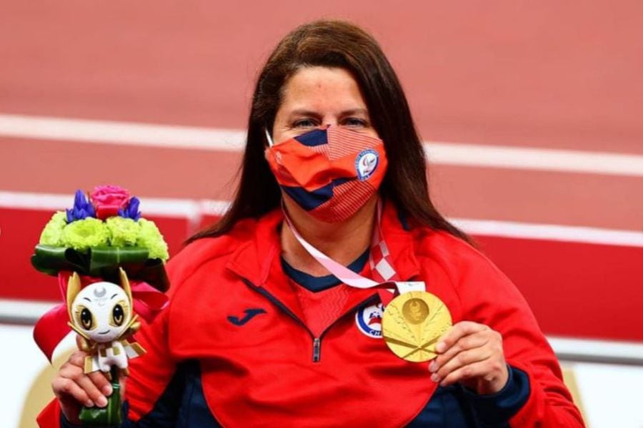 Francisca Mardones posa con la medalla de oro conseguida en el lanzamiento de la bala en Tokio 2020.