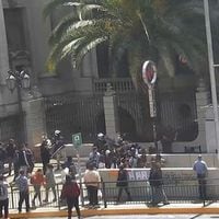 Incidentes en operativo de recuperación de espacios públicos en salida de Metro Santa Lucía dejan 12 guardias municipales lesionados y 15 vendedores ambulantes detenidos