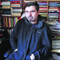 Héctor Hernández Montecinos, poeta chileno: "Para mí los libros de poesía son novelas"