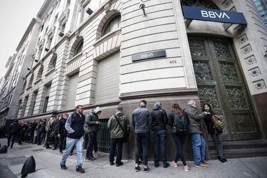 Mercados en Argentina abren expectantes ante las restricciones cambiarias anunciadas por el Gobierno