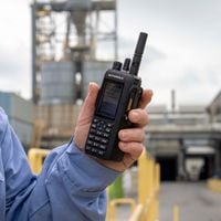 ¿Qué son las Pruebas ALT y cómo garantizan que las Radios Motorola funcionan al máximo rendimiento durante al menos 5 años?
