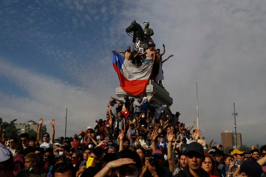 Miles de personas llegan a Plaza Italia