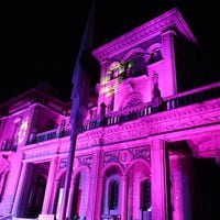 Palacio Falabella de Providencia se ilumina de rosa para dar inicio al Mes de la concientización del cáncer de mamas